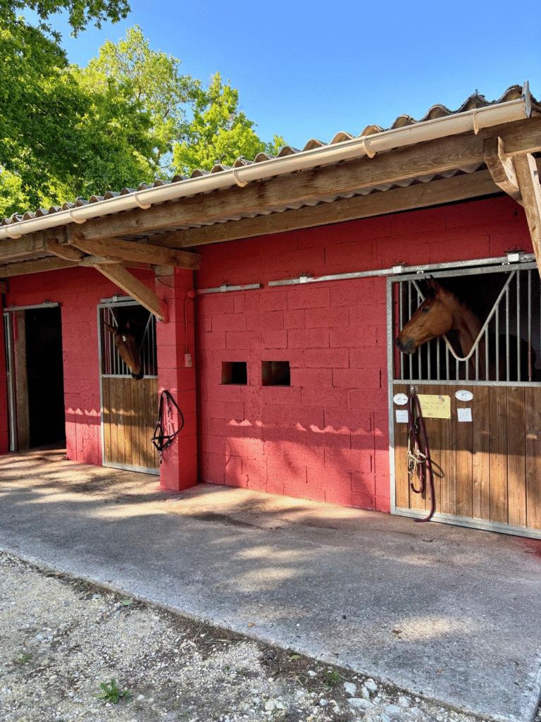 Les boxes des écuries du dropt